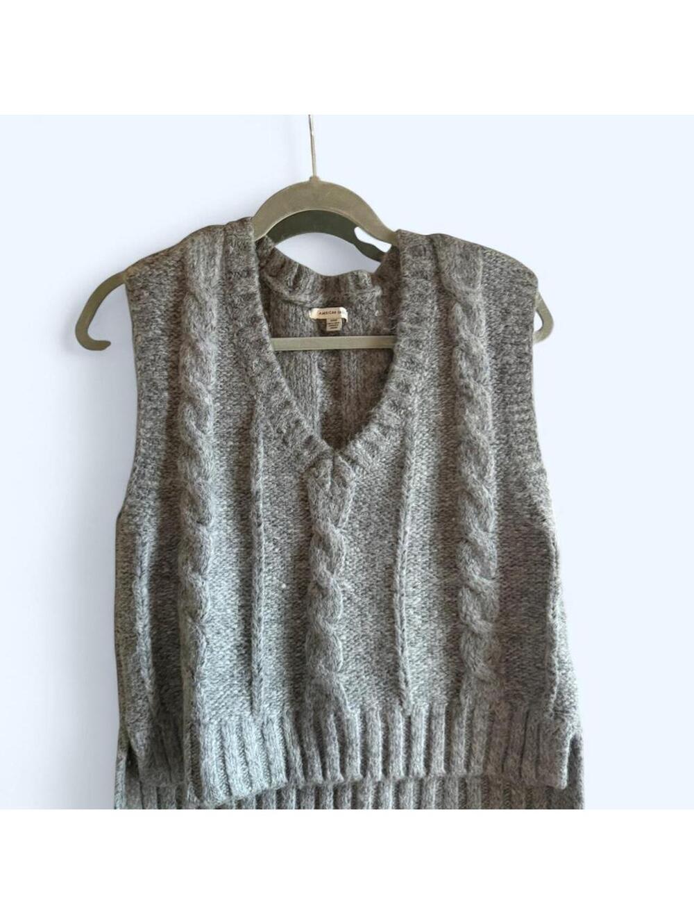 American Eagle grey cable knit sweater vest Size S